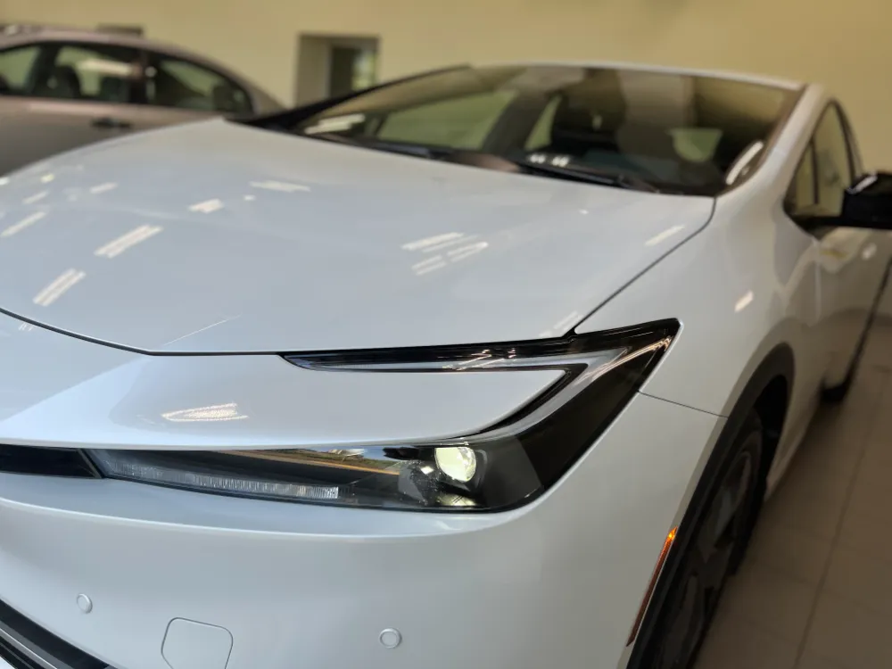 2023 toyota prius prime se white 5